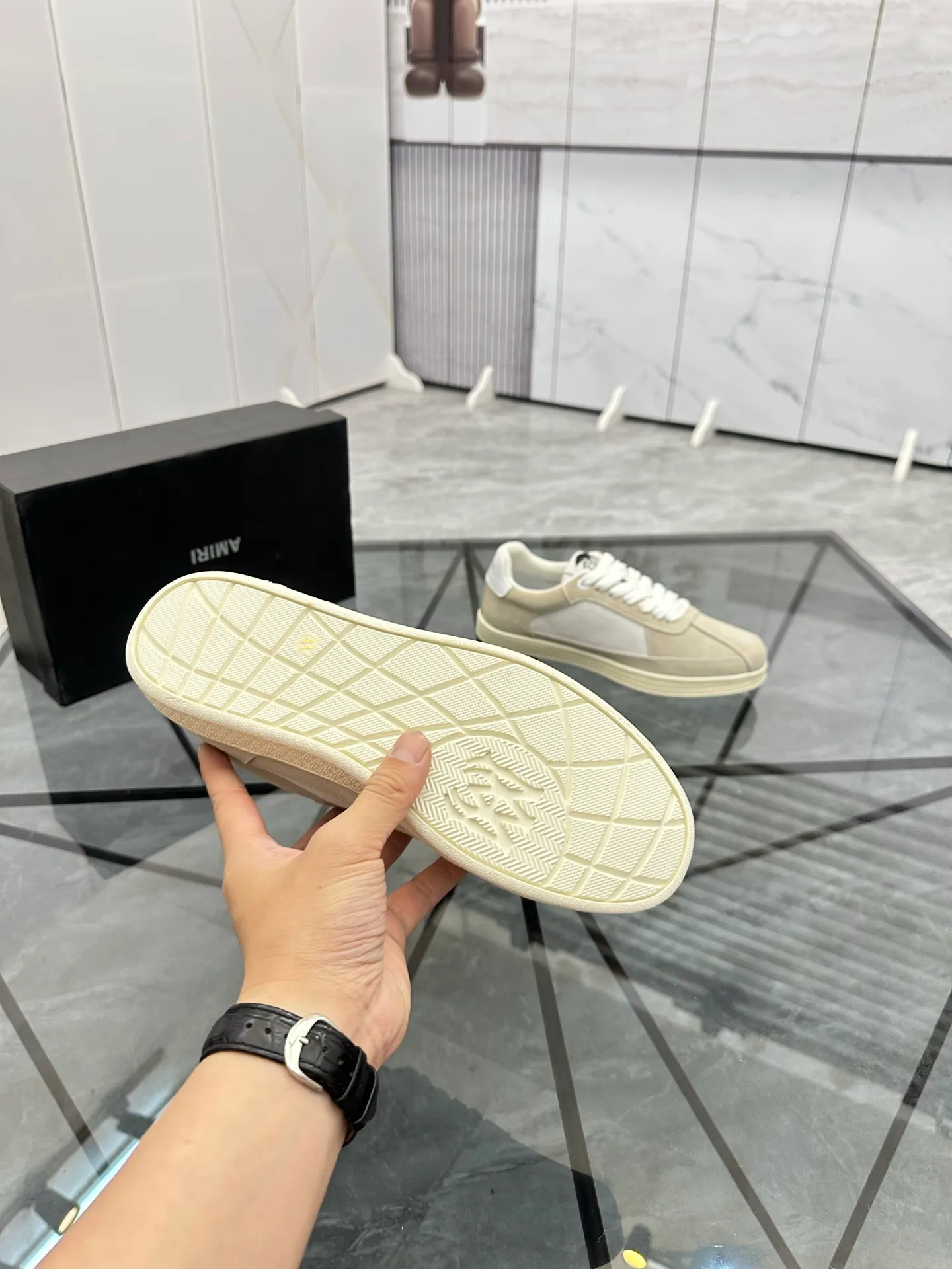 Men's shoes: 💰P420¥ Product trademark: AMIRI* "Amir*" low-top casual shoes Regular size: 38-45 (can be customized to 46) Product material: imported nubuck leather upper, breathable lining, original outsole. Number: 001